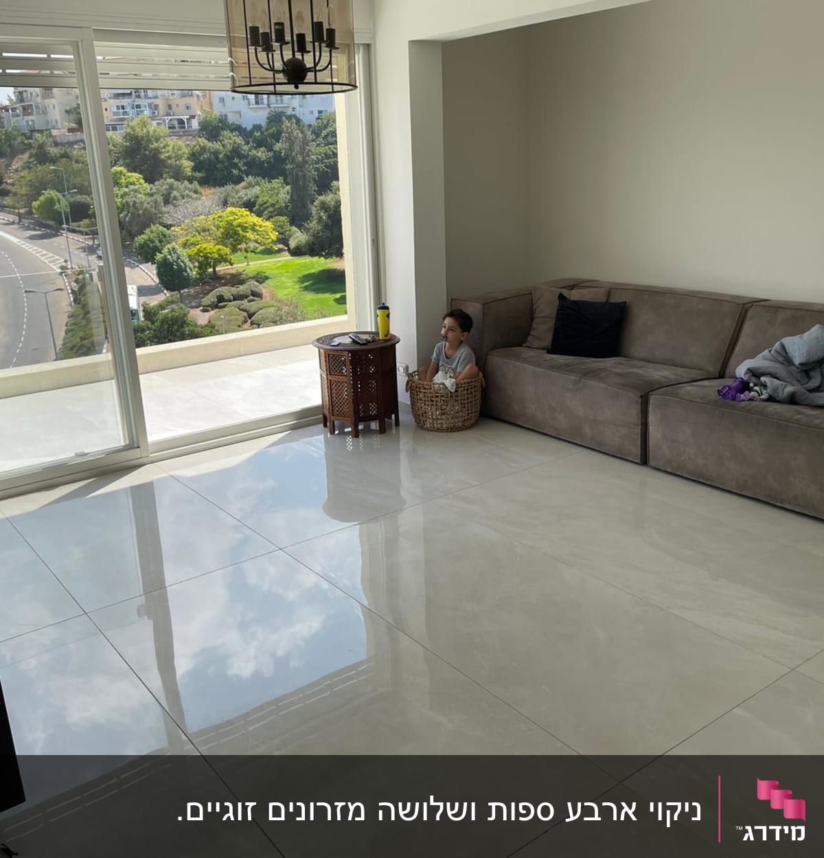 ספה חומה עם כריות ושמיכה על הרצפה